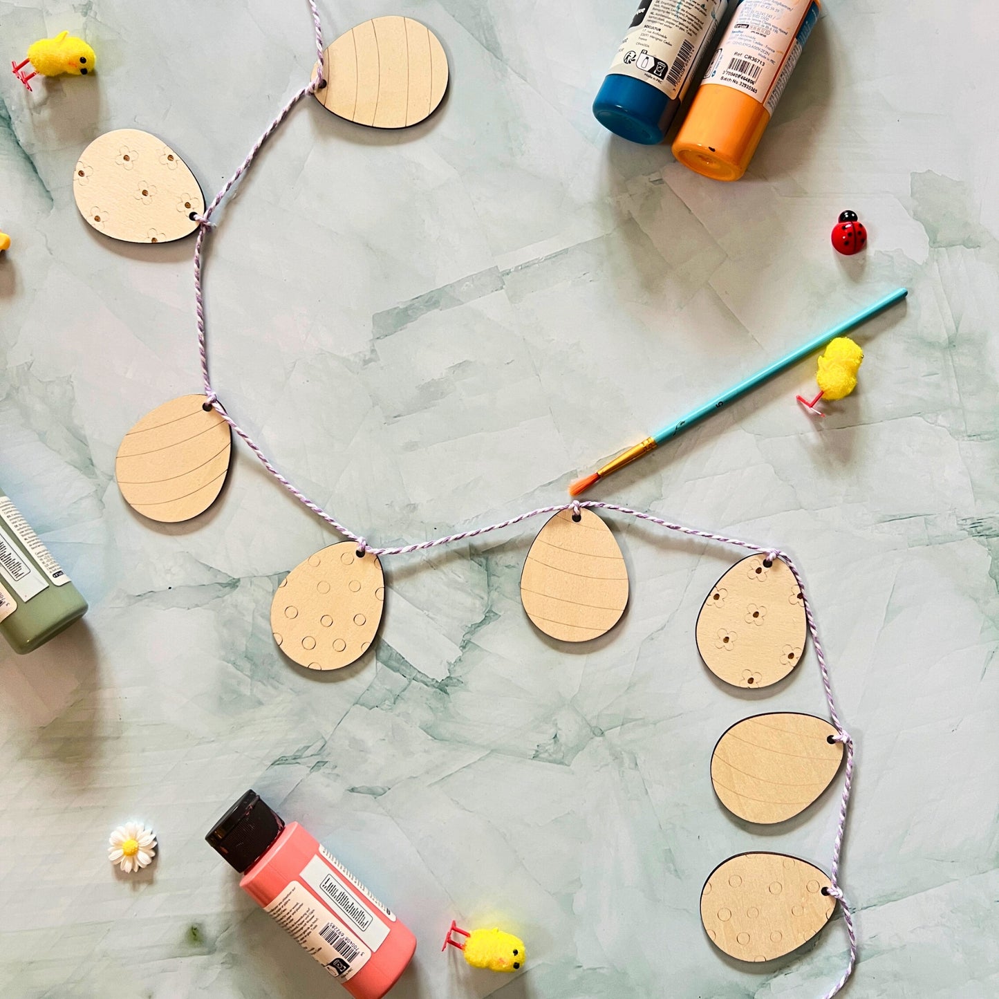 Guirlande d'œufs de Pâques en bois à colorier