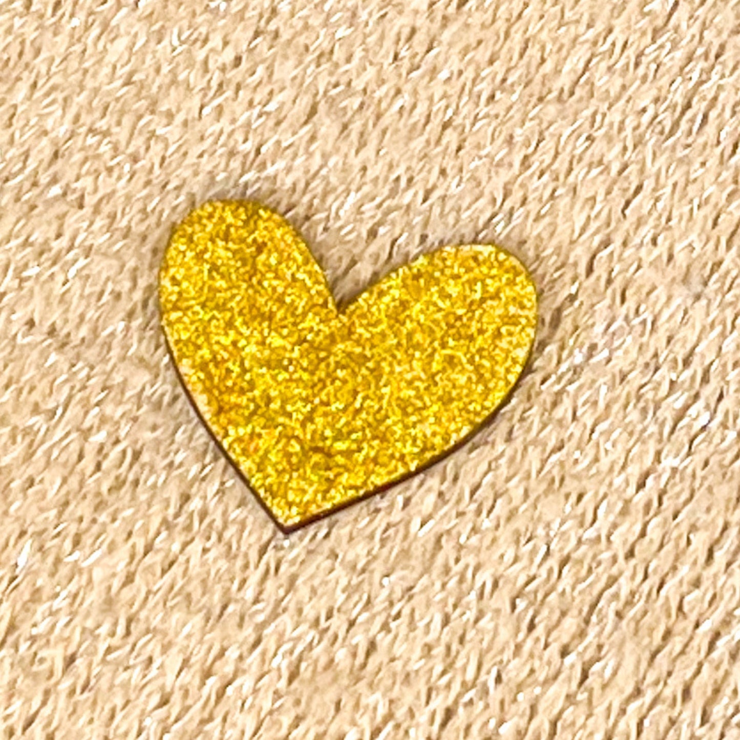 Pin’s cœur paillettes dorées