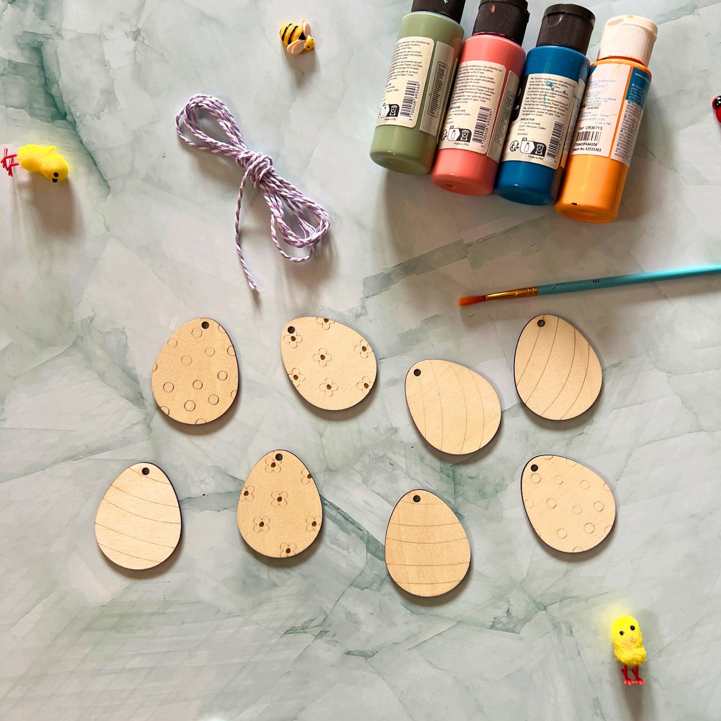 Guirlande d'œufs de Pâques en bois à colorier