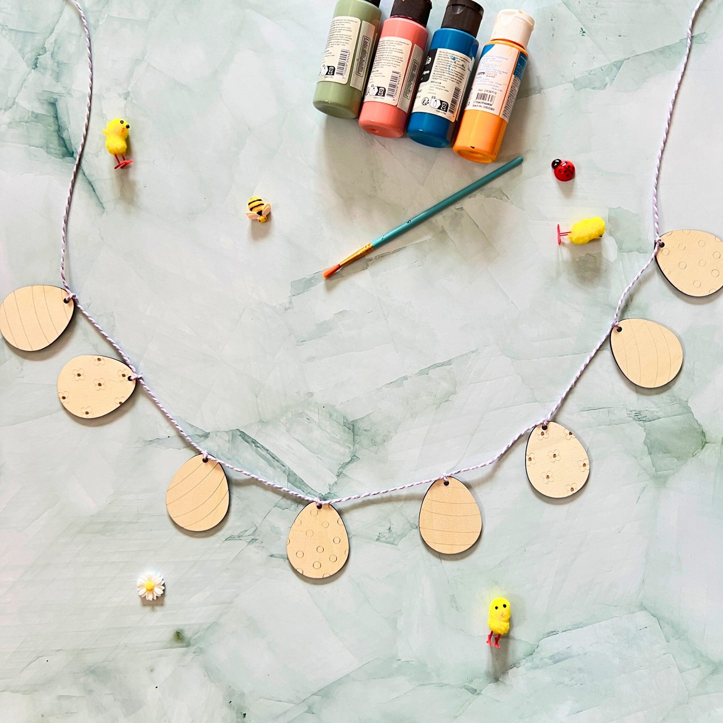 Guirlande d'œufs de Pâques en bois à colorier