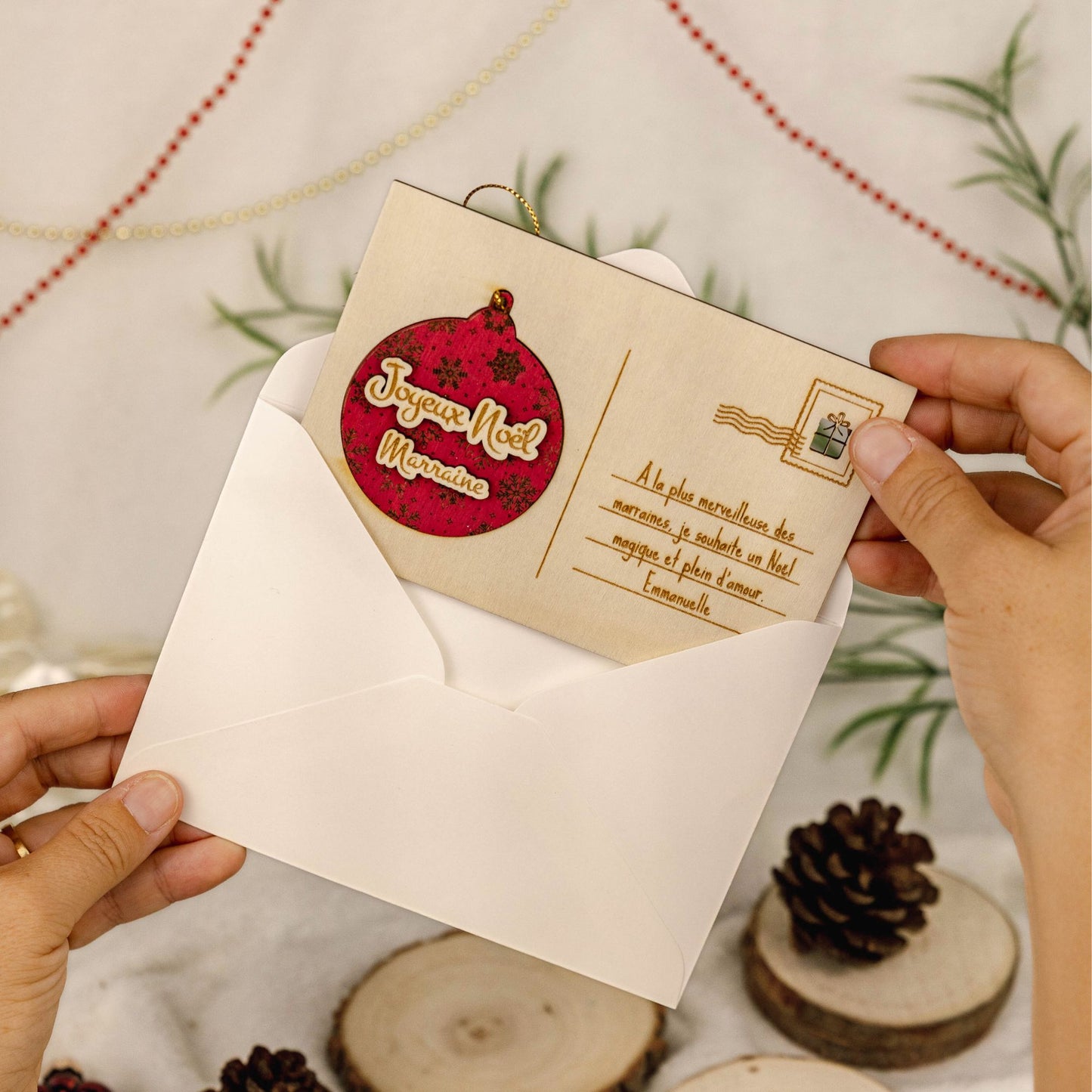 Carte postale en bois personnalisée avec boule de Noël détachable