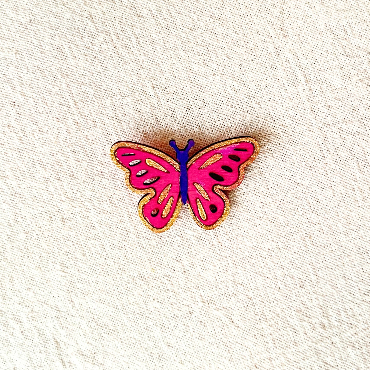 Pin’s Papillon en bois