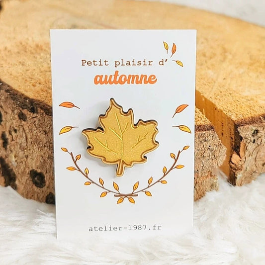 Pin's feuille dorée en bois