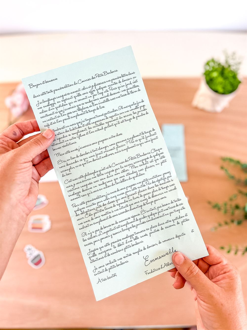 La lettre de septembre entre les mains