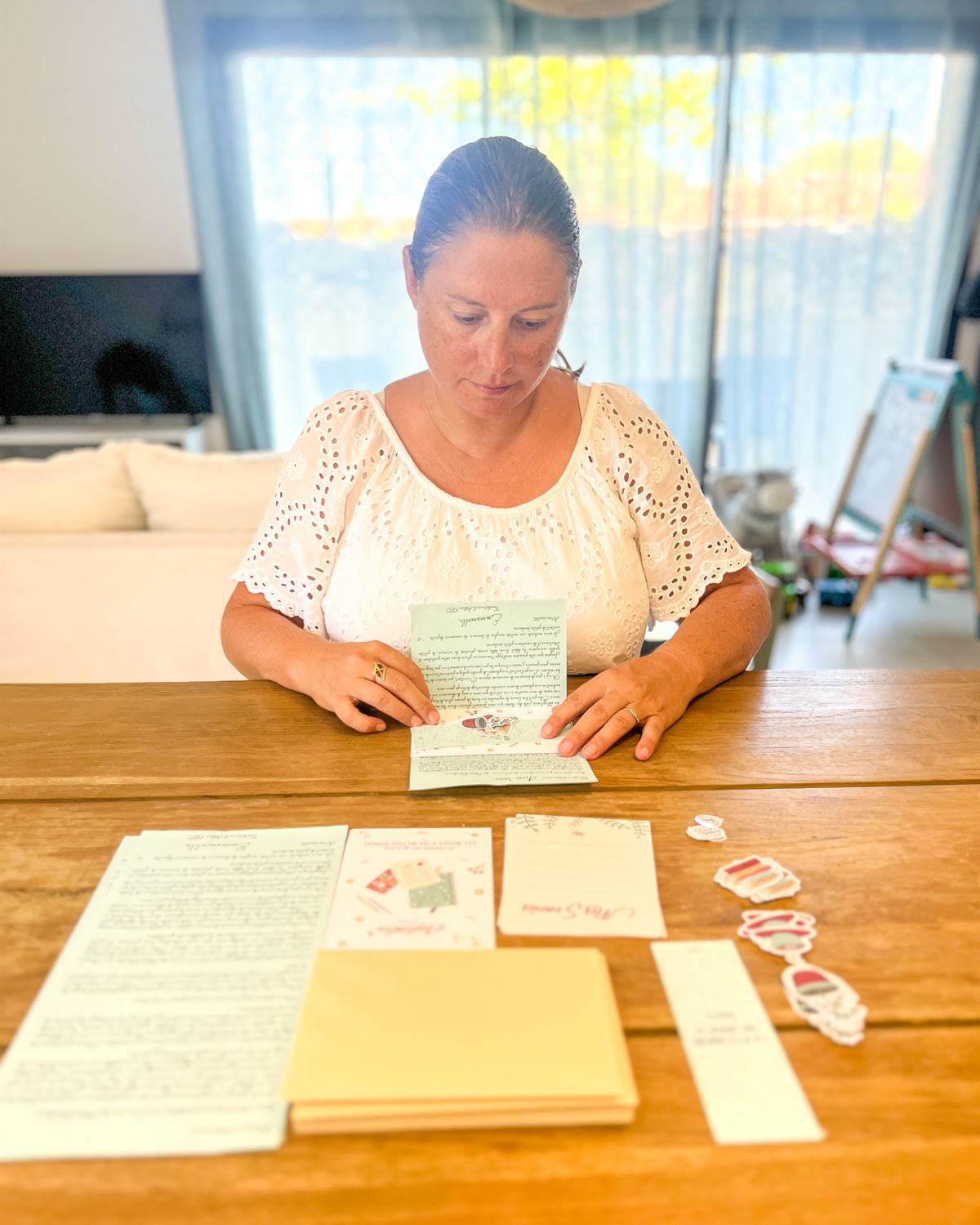 Emmanuelle prépare les enveloppes du Club à sa table