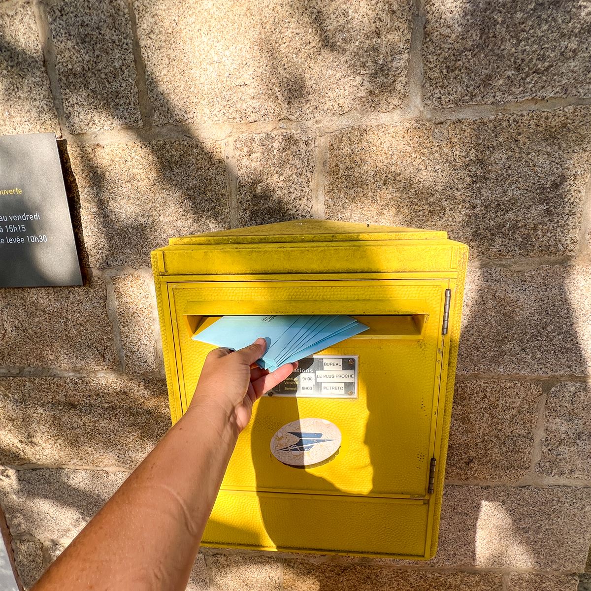Les enveloppes bleues du Club glissées dans une boîte aux lettres de La Poste